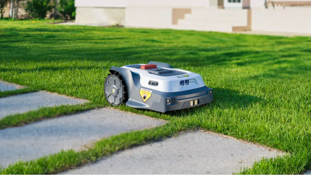 Charger la vidéo : Dans cette vidéo, l'équipe de Gartenzeile examine en détail le nouveau RoboUP Raccoon 2 SE, testant ses fonctionnalités, ses performances de cartographie et ses résultats de tonte pour voir s'il offre réellement le « meilleur rapport qualité-prix pour les petites pelouses ».