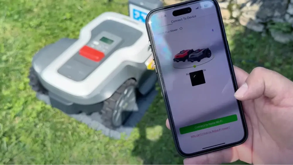 Charger la vidéo : Tristan's Smartes Heim teste le RoboUP Raccoon 2 SE, la tondeuse robot à intelligence artificielle qui fonctionne sans fil périphérique ni antenne. De la configuration aux modes de tonte, en passant par la détection d'obstacles et la gestion des pentes, voici son test en conditions réelles.