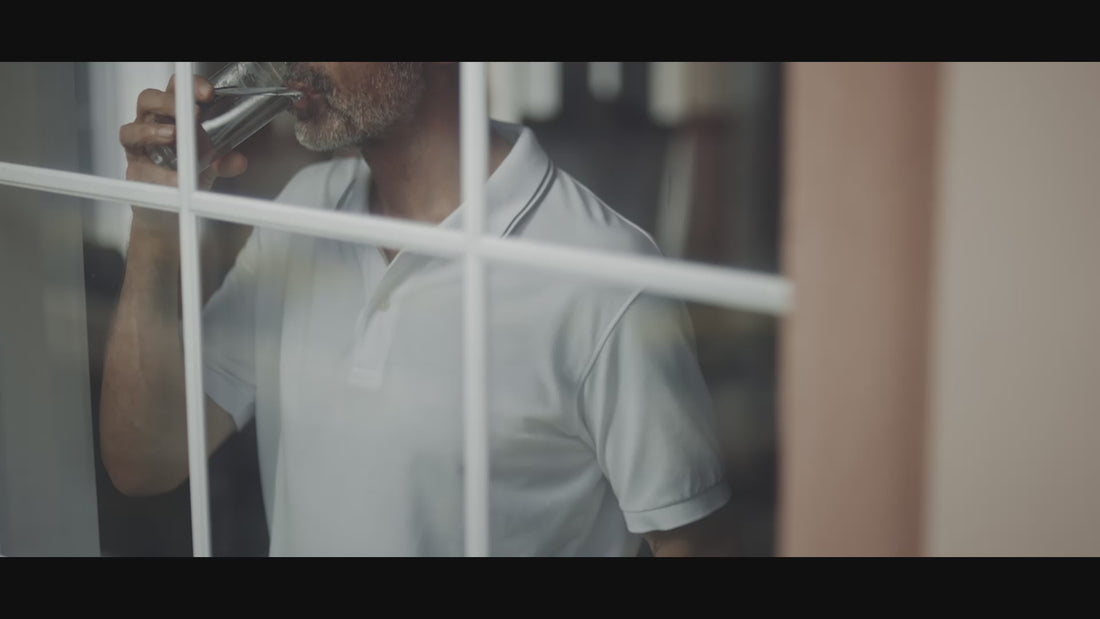 Charger la vidéo : Tristan's Smartes Heim teste le RoboUP Raccoon 2 SE, la tondeuse robot à intelligence artificielle qui fonctionne sans fil périphérique ni antenne. De la configuration aux modes de tonte, en passant par la détection d'obstacles et la gestion des pentes, voici son test en conditions réelles.